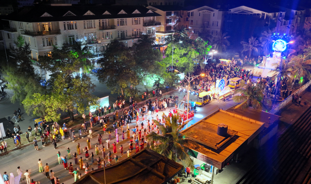 Lễ hội Carnaval mùa đông 2022 thu hút đông người dân và du khách. Ảnh: Minh Hà