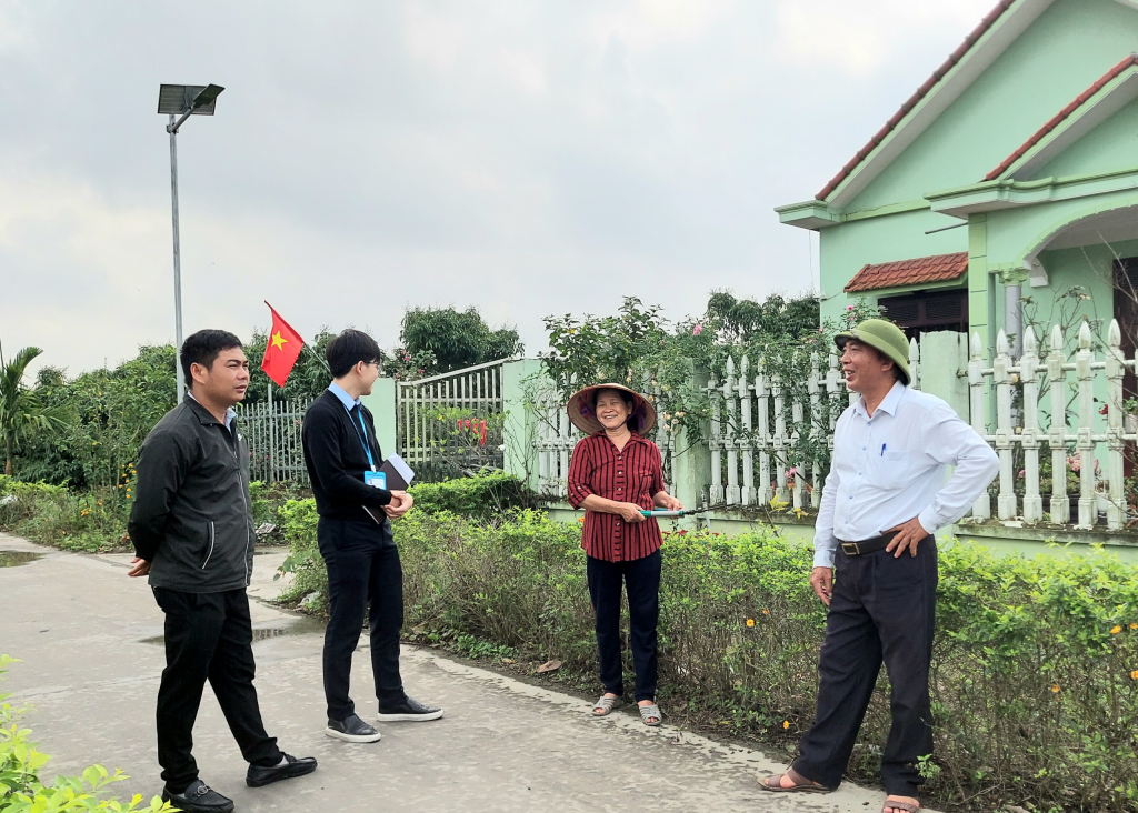 Cán bộ UBND xã Hồng Thái Đông (TX Đông Triều) phối hợp cùng các đoàn thể vận động nhân dân tích cực tham gia xây dựng nông thôn mới.