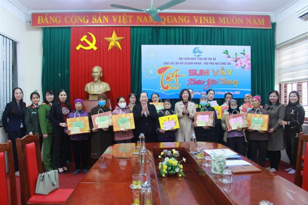 Hội LHPN TX Quảng Yên trao tặng 26 suất quà Tết cho các hộ gia đình hội viên phụ nữ có hoàn cảnh đặc biệt khó khăn, vừa thoát nghèo, cận nghèo năm 2022.