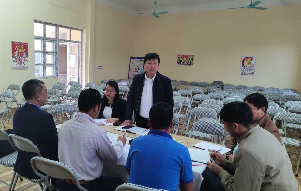 Ủy viên BTV Huyện ủy, Phó Chủ tịch HĐND huyện Đầm Hà Đào Biên Thùy dự sinh hoạt chi bộ tại thôn Nà Thổng, xã Quảng An.