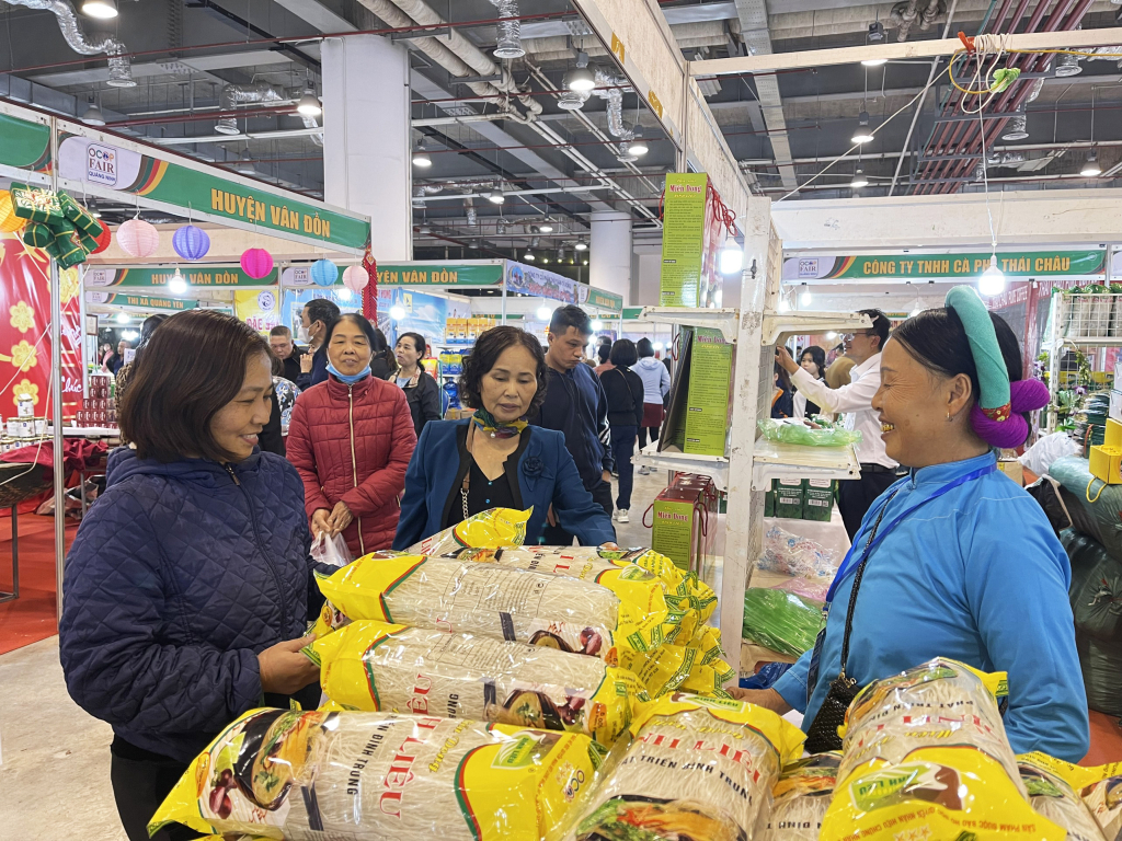 Các sản phẩm đặc trưng của ngày Tết như bánh chưng, miến dong Bình Liêu được nhiều khách hàng chọn mua tại hội chợ.