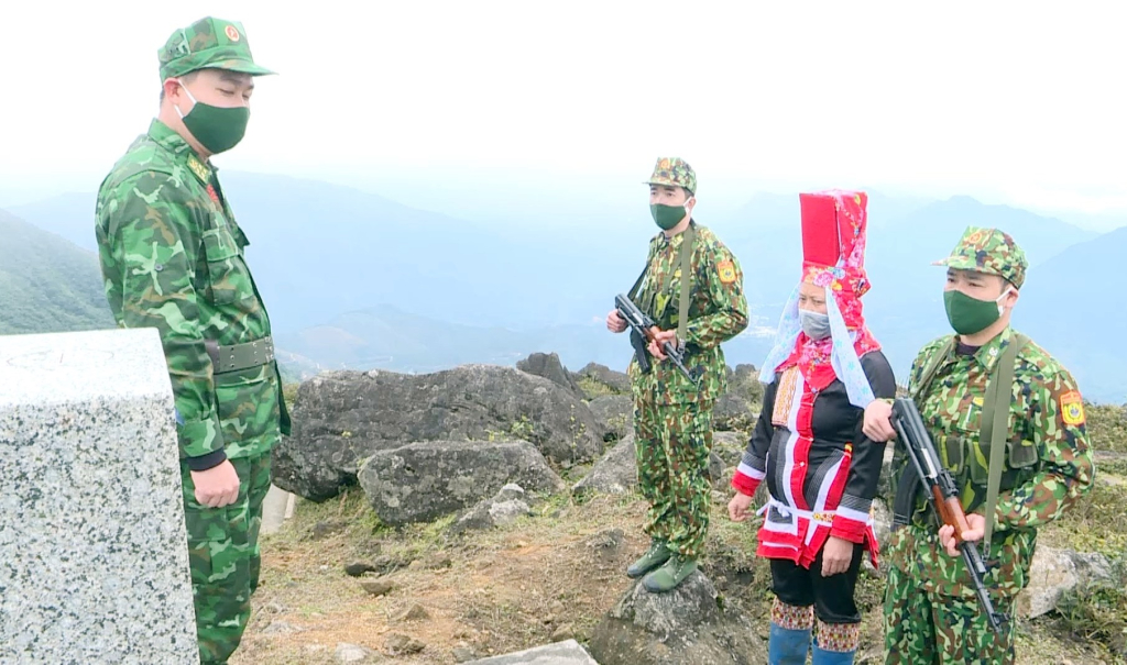 Cán bộ chiến sĩ Đồn Biên phòng Quảng Đức phối hợp cùng người dân tuần tra bảo vệ biên giới.