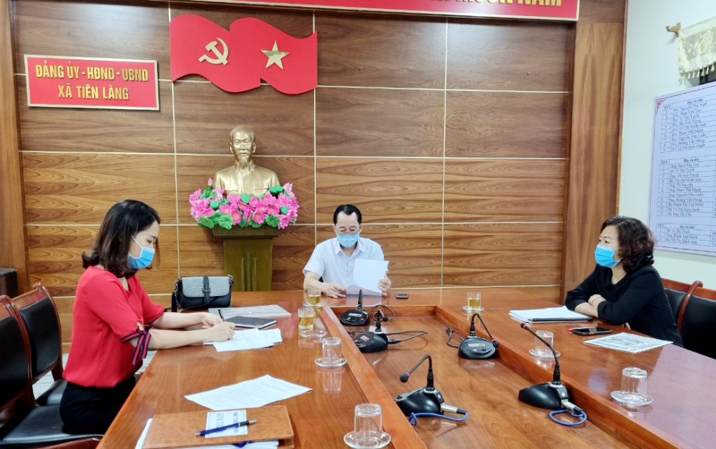 Đồng chí Ngô Tuyết Thanh (bên trái), Trưởng Phòng Y tế tham gia cuộc họp chỉ đạo công tác phòng, chống dịch Covid-19 trên địa bàn xã Tiên Lãng, tháng 6/2021.