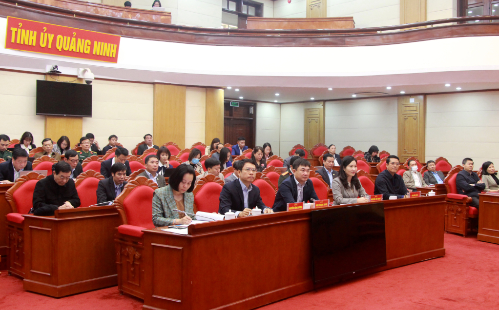 Đồng chí Ngô Hoàng Ngân, Phó Bí thư Thường trực Tỉnh ủy, Trưởng Đoàn ĐBQH tỉnh cùng các đại biểu tỉnh Quảng Ninh dự tại điểm cầu Quảng Ninh.