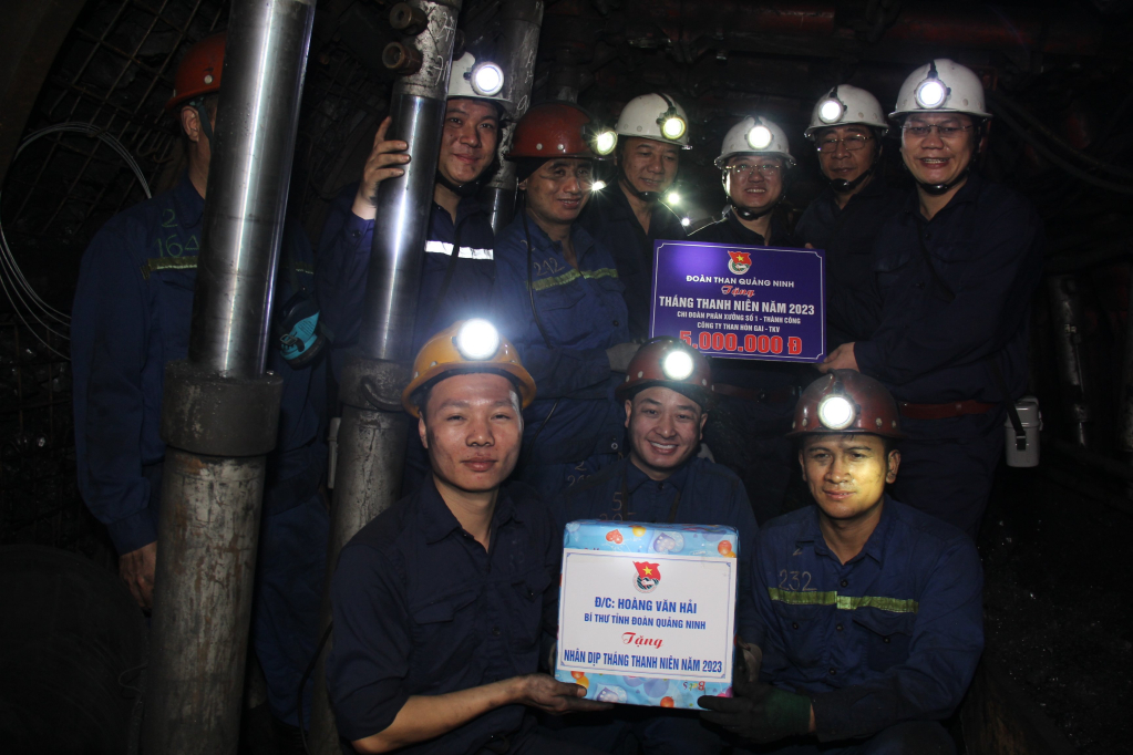 Các đại biểu tặng quà động viên cho Chi đoàn Phân xưởng số 1 – Thành Công, Công ty than Hòn Gai.