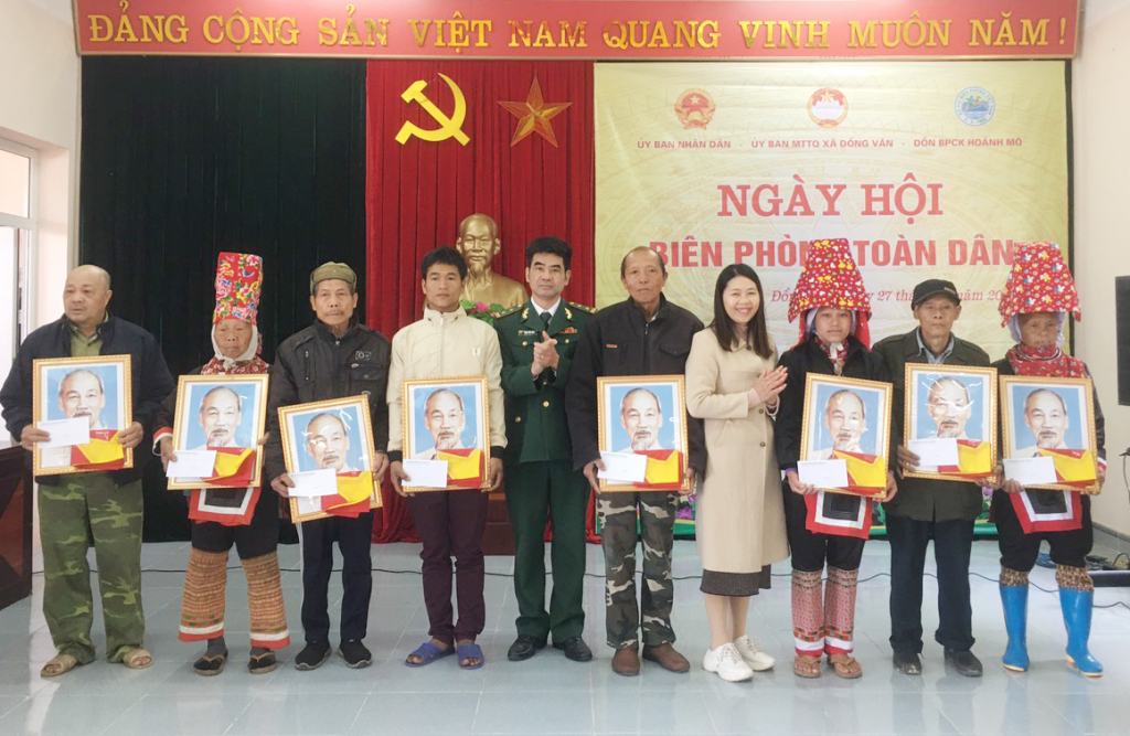 Lãnh đạo Đồn Biên phòng Bắc Sơn đã phối hợp với xã Đồng Văn tặng ảnh Bác Hồ và cờ Tổ quốc cho người dân. 