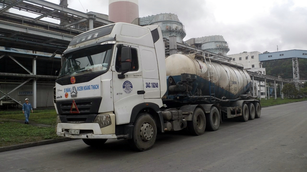 Tro xỉ của Công ty CP Nhiệt điện Quảng Ninh được các đơn vị nhà thầu vận chuyển bằng xe bồn kín, đảm bảo không phát tán bụi ra môi trường chuyển đến các đơn vị thu mua phục vụ tái sản xuất. Ảnh: Hoàng Nga