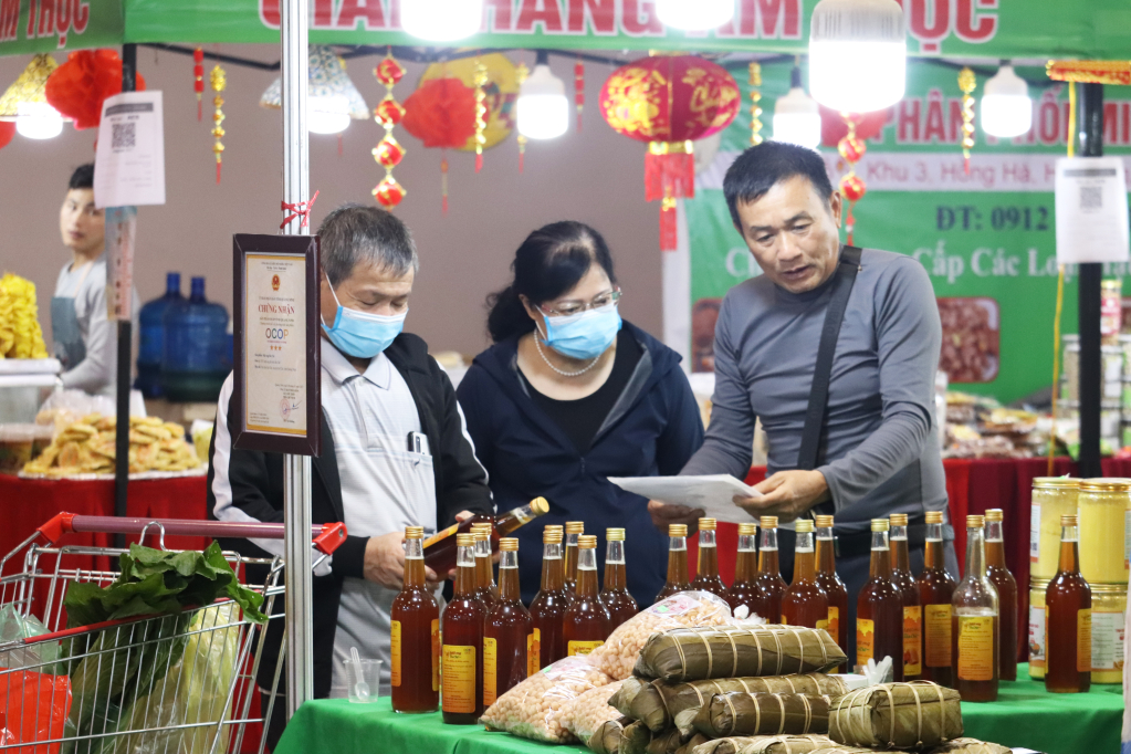 Các doanh nghiệp OCOP tăng cường quảng bá, giới thiệu sản phẩm tại các kỳ hội chợ, triển lãm trong và ngoài tỉnh, góp phần đưa sản phẩm tới nhiều thị trường tiêu thụ hơn. (Ảnh chụp tại Hội chợ OCOP Quảng Ninh - Xuân 2023).
