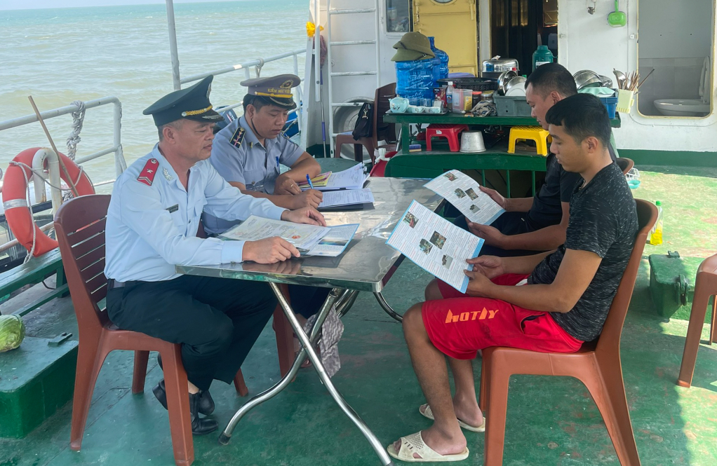 Lực lượng chức năng lập biên bản các chủ tàu cá có hành vi khai thác trái phép tại khu vực đảo Hòn Miều, huyện Hải Hà.