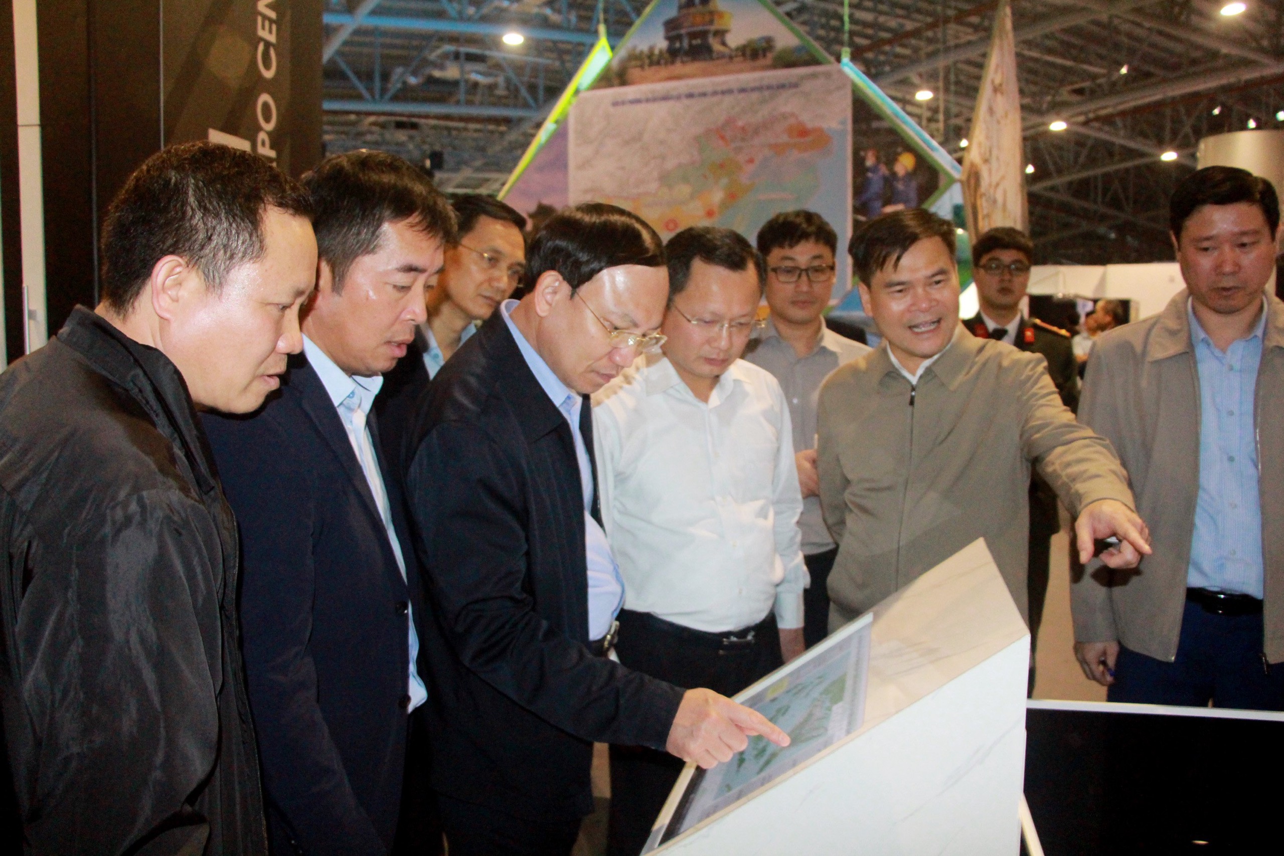 Đồng chí Bí thư Tỉnh ủy kiểm tra khu vực trình chiếu, giới thiệu Quy hoạch tỉnh Quảng Ninh thời kỳ 2021-2030, tầm nhìn đến 2050.