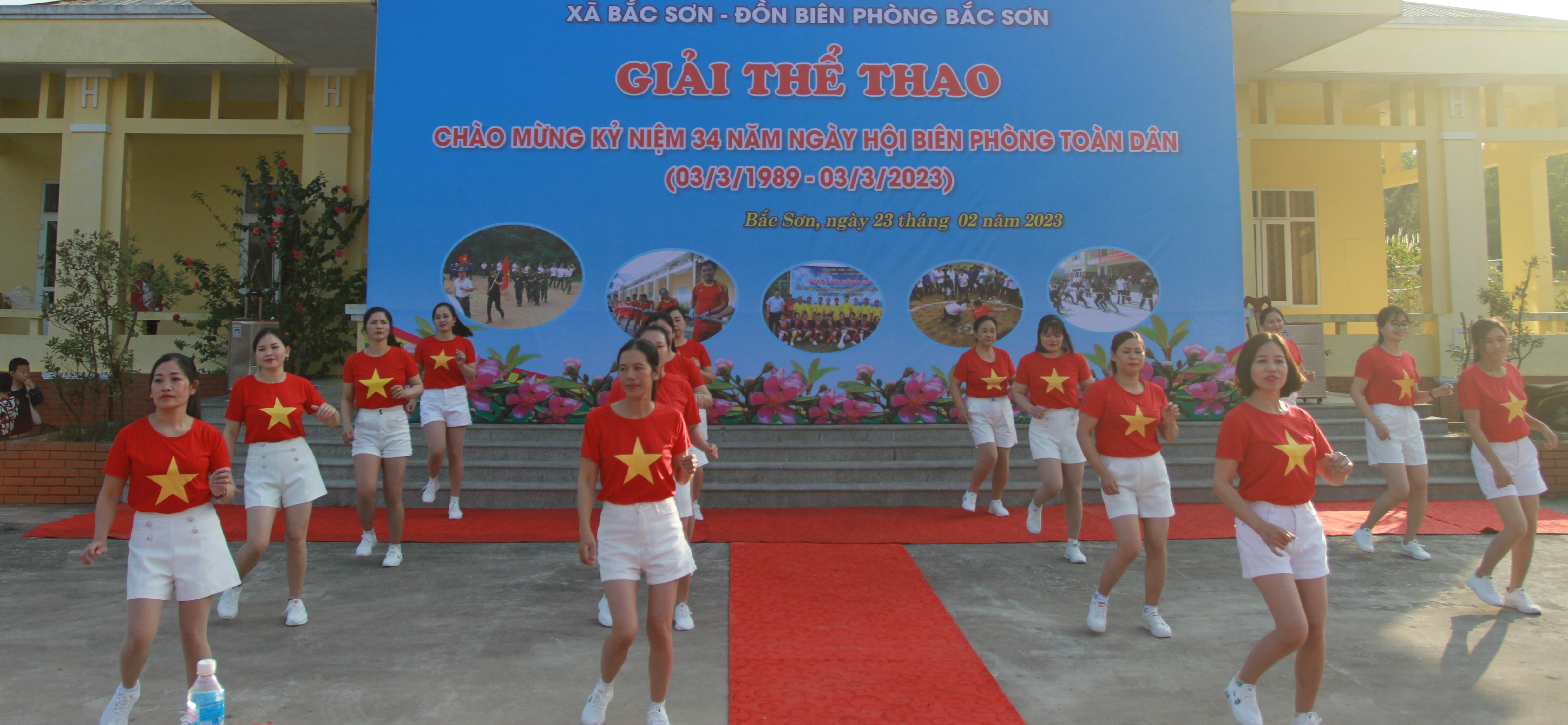 Chị em phụ nữ xã Bắc Sơn biểu diễn dân vũ trong Ngày hội.