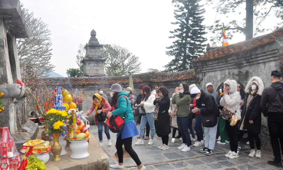 Du xuân trảy hội non thiêng