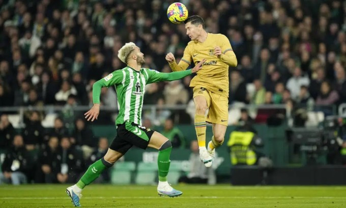 Lewandowski giúp Barca nối dài mạch thắng