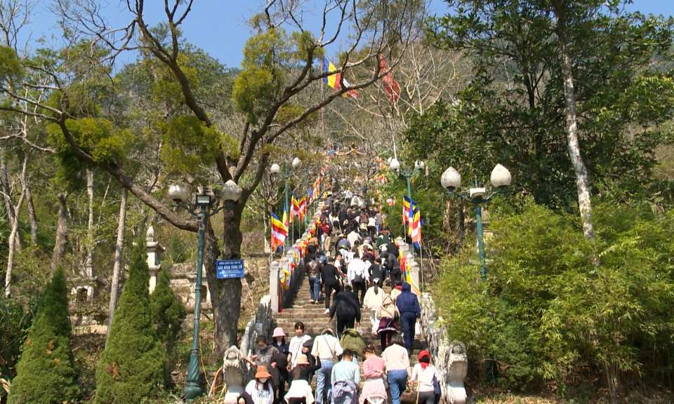 Yen Tu Spring Festival attracts crowds