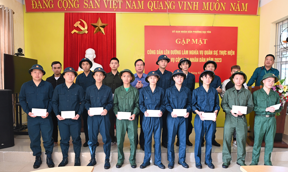 Gặp mặt, tặng quà, động viên công dân chuẩn bị lên đường nhập ngũ năm 2023
