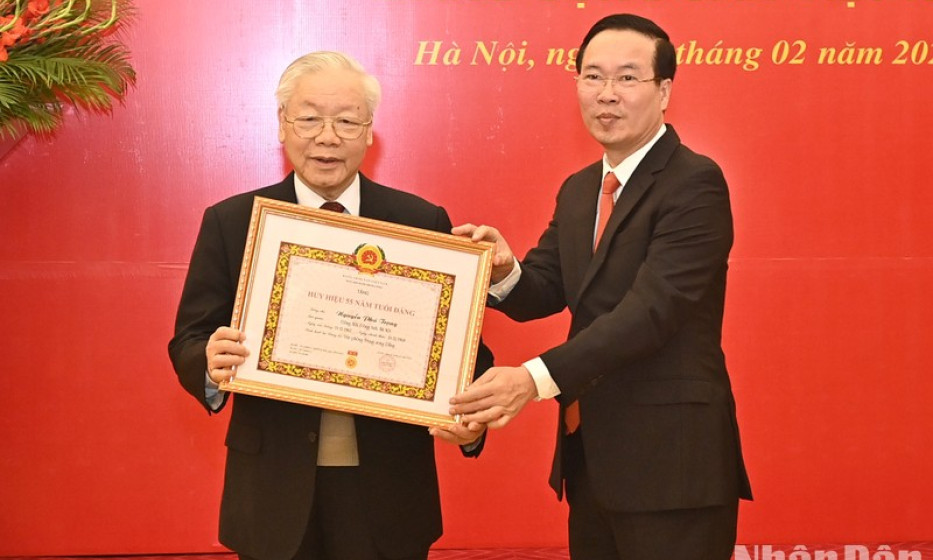 Tổng Bí thư Nguyễn Phú Trọng nhận Huy hiệu 55 năm tuổi Đảng