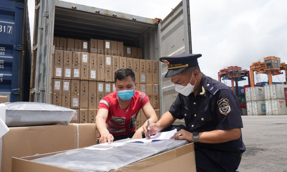 Nguồn thu xuất nhập khẩu giảm sâu trên 40%
