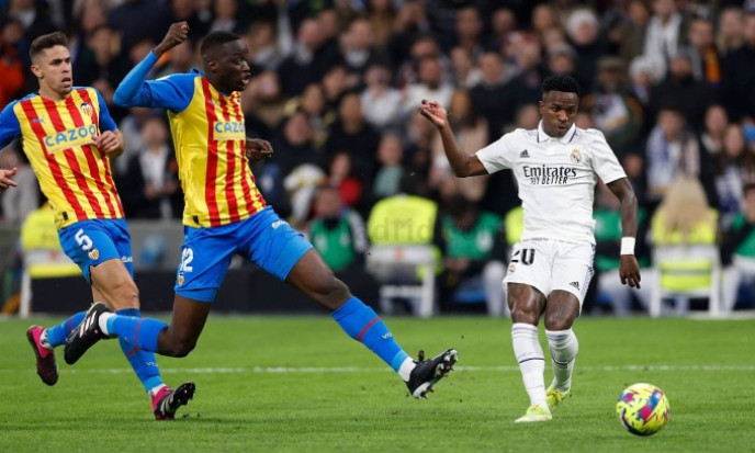 Benzema giúp Real bám đuổi Barca