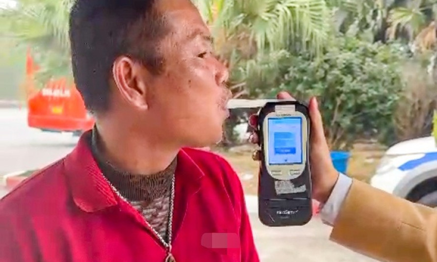 Nồng độ cồn kịch khung, tài xế xe khách chở 12 người trên cao tốc