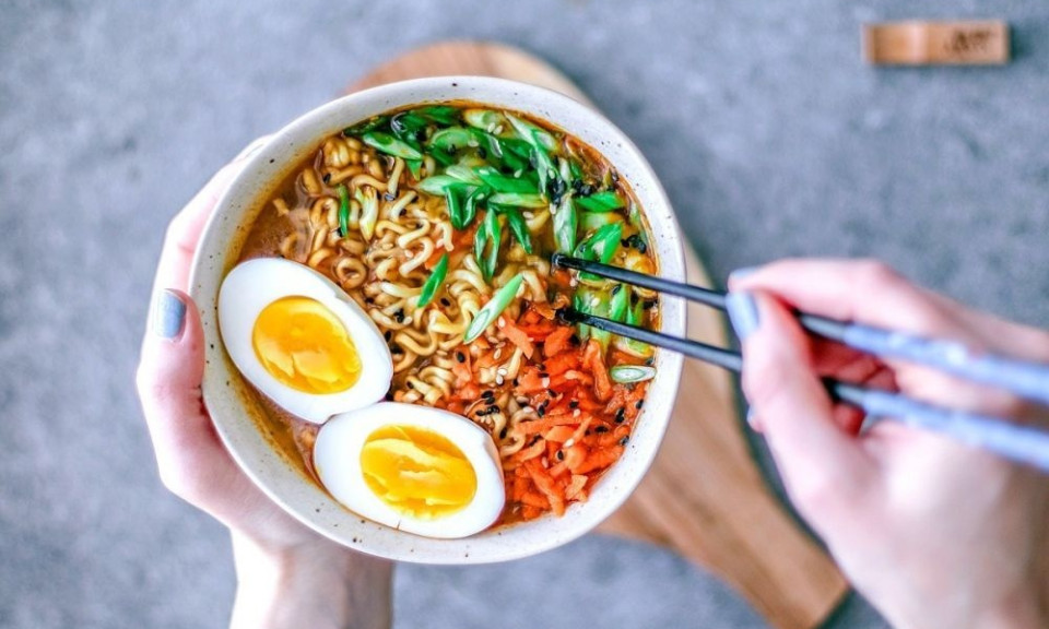 Cách ăn mì gói đủ chất, không hại sức khỏe