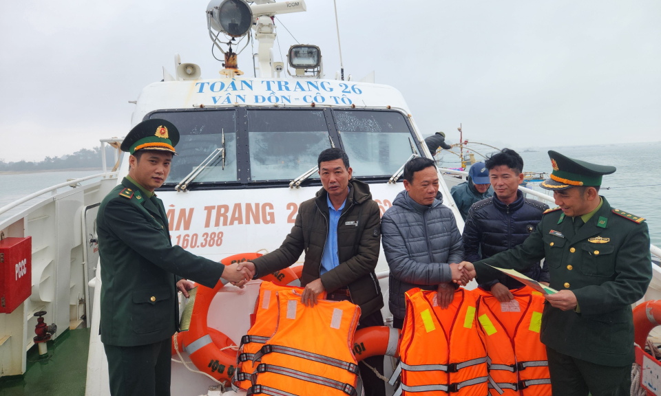 Đồn Biên phòng Cô Tô tặng cờ Tổ quốc, áo phao, phao cứu hộ cho ngư dân