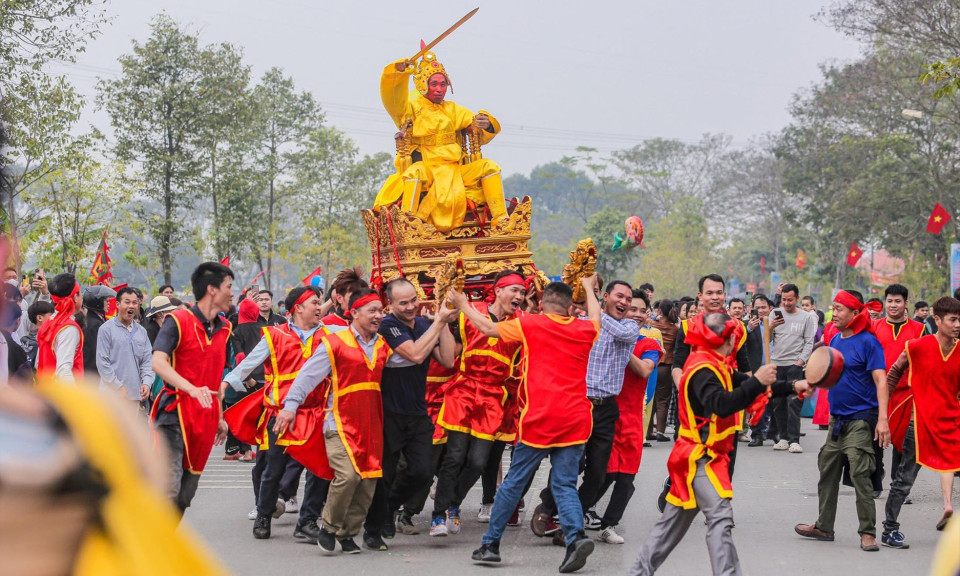Mê tín tràn vào lễ hội