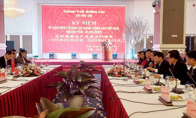 中国东兴市代表团祝贺越南共产党成立93周年