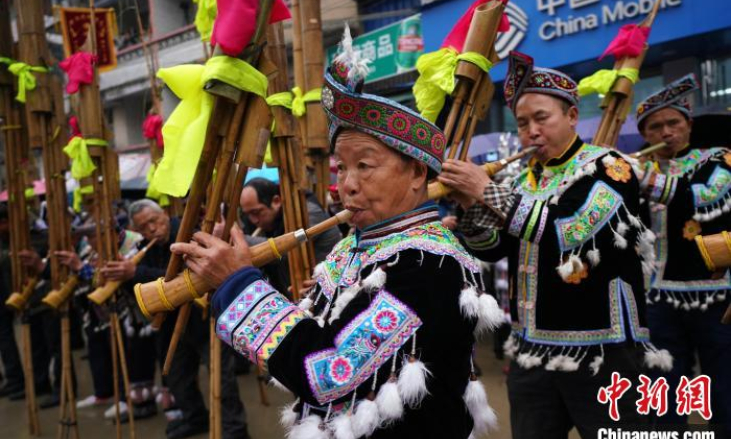 广西苗山民众盛装欢庆百鸟衣节