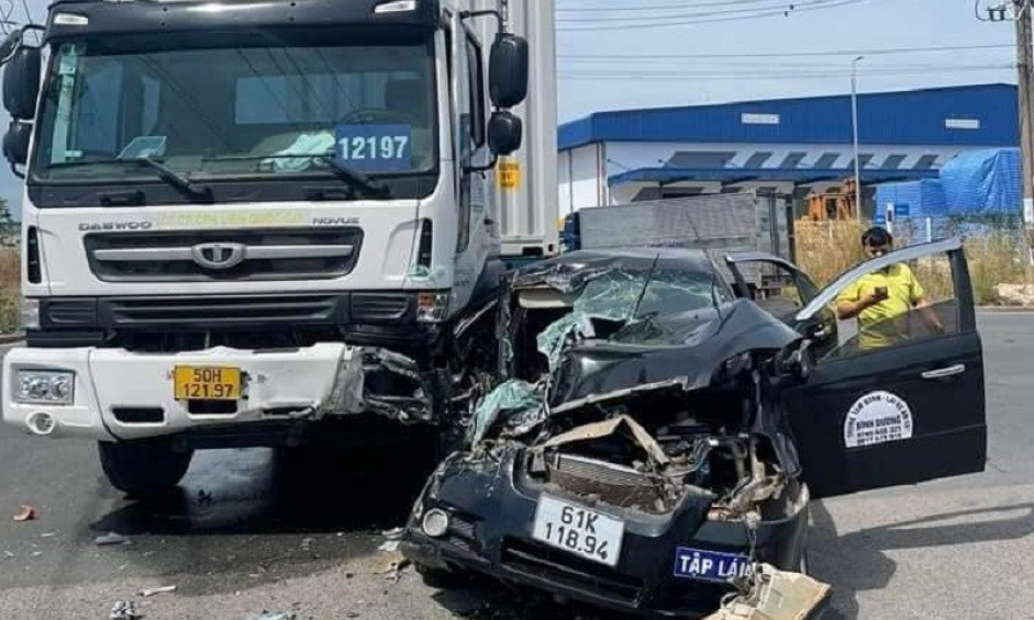 Xe tập lái biến dạng sau va chạm với xe container trong khu công nghiệp