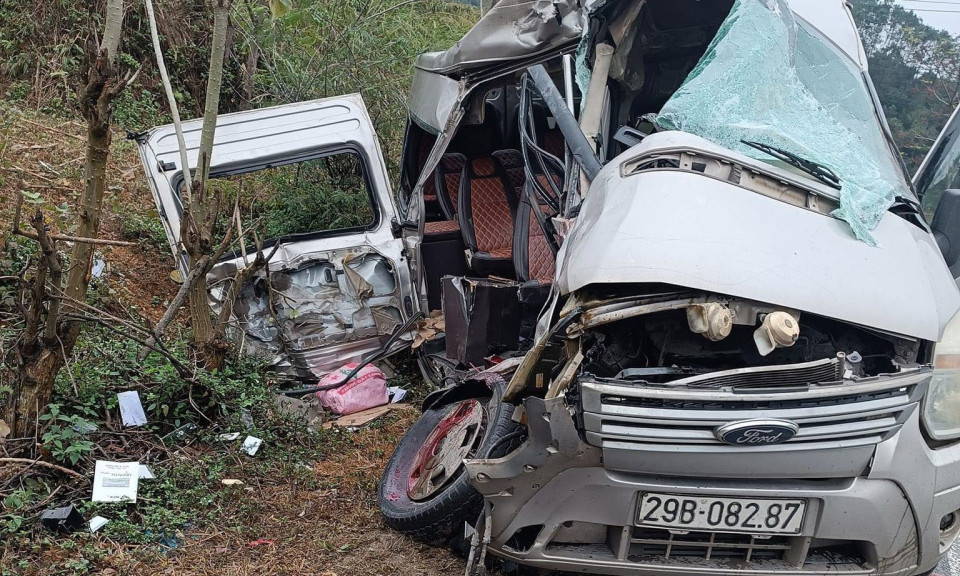 Ô tô khách va chạm xe đầu kéo, 8 người thương vong