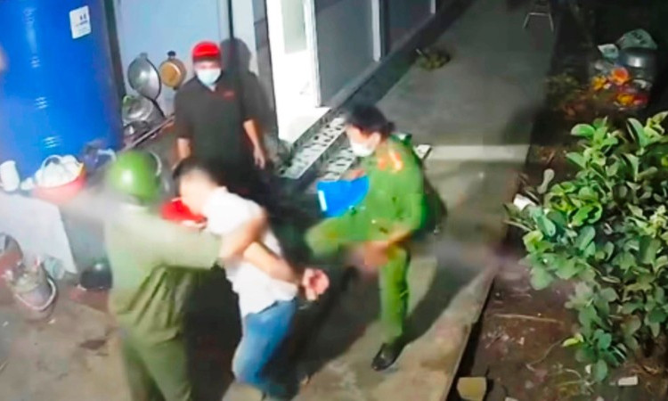 Giáng 2 cấp hàm đối với Đại úy công an đánh dân