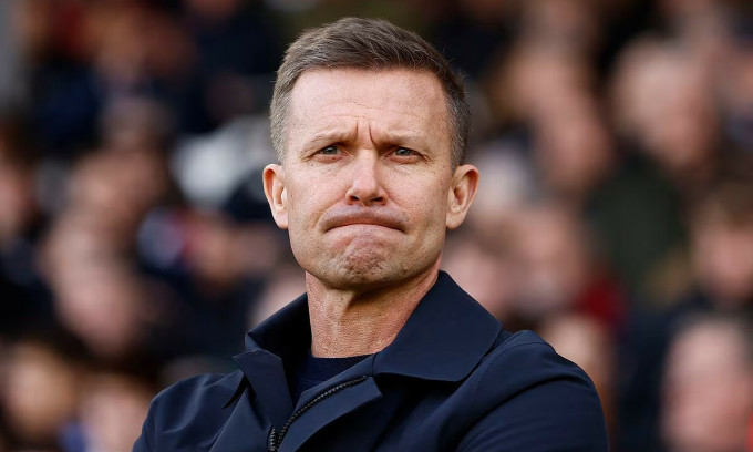 Leeds sa thải HLV trước khi đụng Man Utd