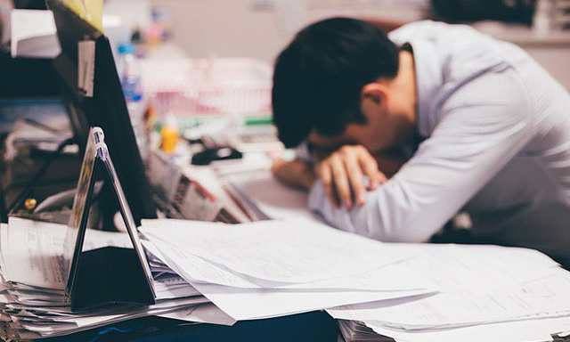 Vì sao dân văn phòng dễ đau dạ dày?