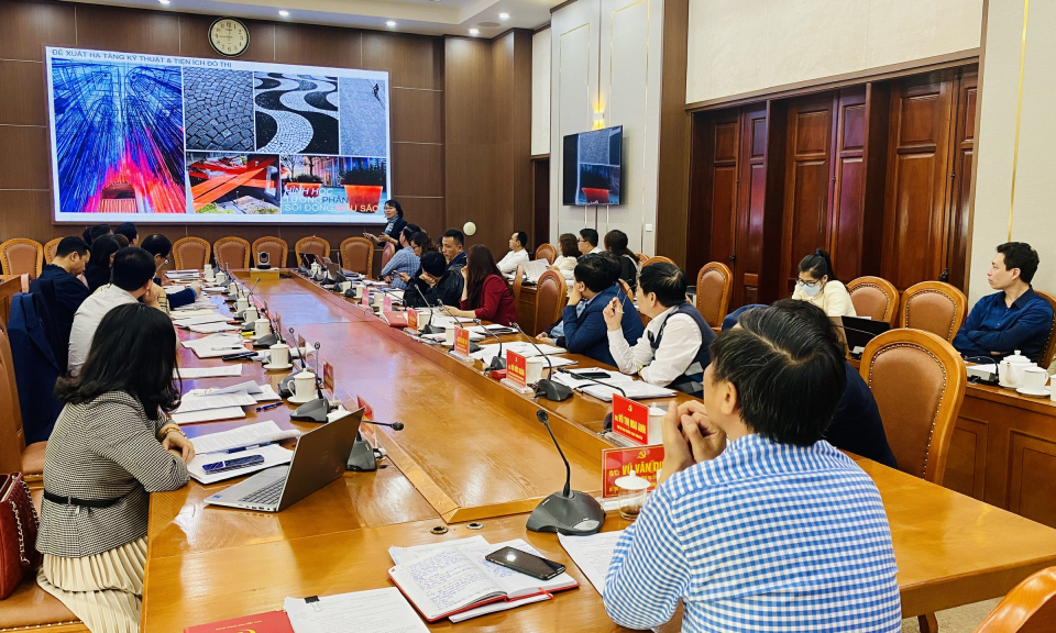 Bàn phương án khai thác, tổ chức tuyến tham quan núi Bài Thơ