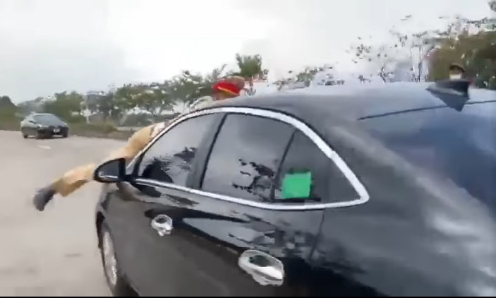 Tài xế "chở" cảnh sát trên nắp capô hơn 2km rồi gây tai nạn giao thông