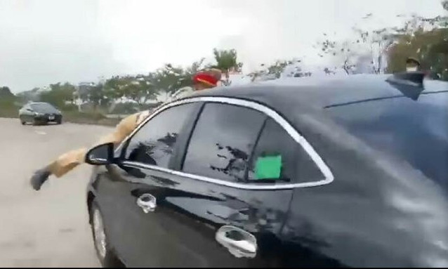 Bắt khẩn cấp tài xế ô tô đâm thẳng vào CSGT