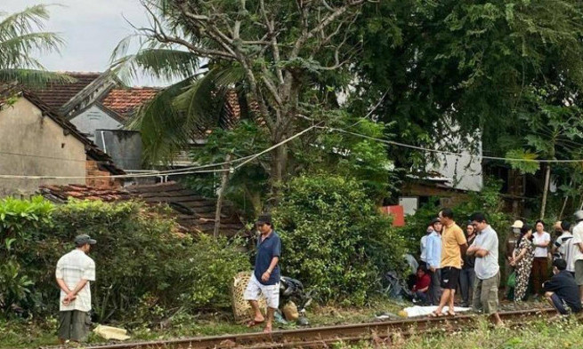 Người đàn ông đi xe máy bị tàu hỏa tông văng nhiều mét tử vong