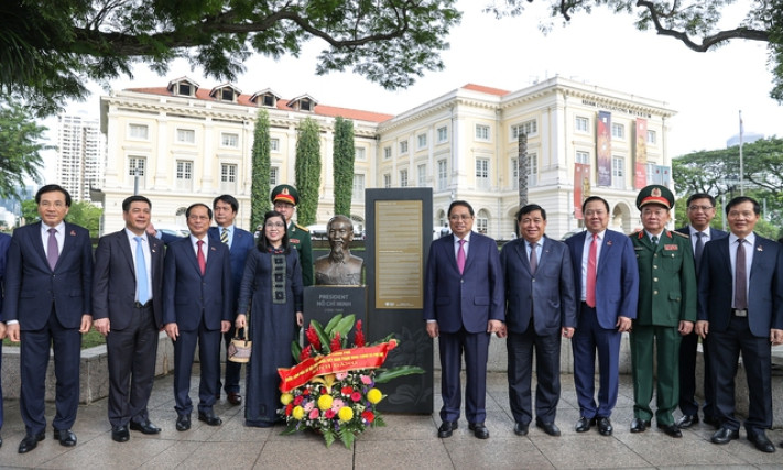 Thủ tướng dâng hoa tại tượng đài Chủ tịch Hồ Chí Minh ở Bảo tàng Văn minh châu Á