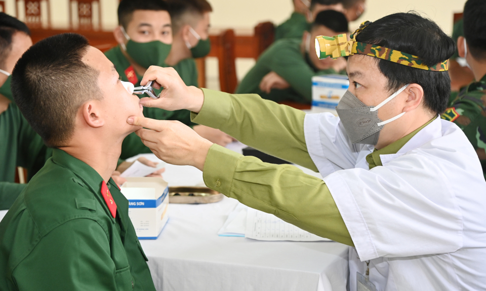 Bộ CHQS tỉnh Quảng Ninh khám phúc tra sức khỏe cho chiến sĩ mới năm 2023