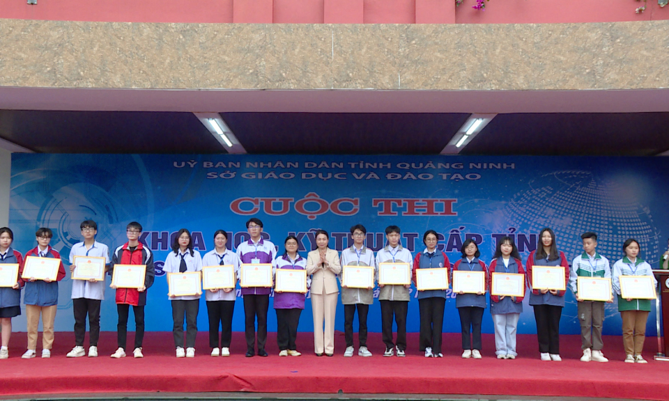 Trao giải Cuộc thi Khoa học kĩ thuật cấp tỉnh dành cho học sinh trung học năm học 2022 - 2023