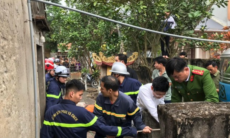 Giải cứu người đàn ông rơi xuống giếng sâu 25 m