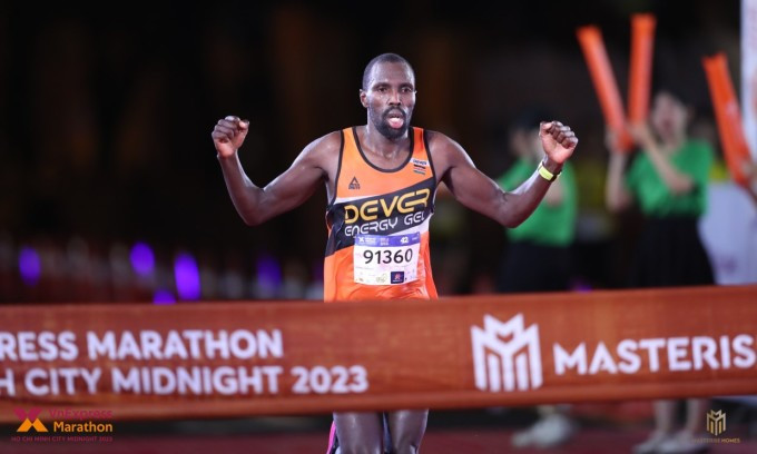 Runner Kenya tiếc nuối dù phá kỷ lục VnExpress Marathon