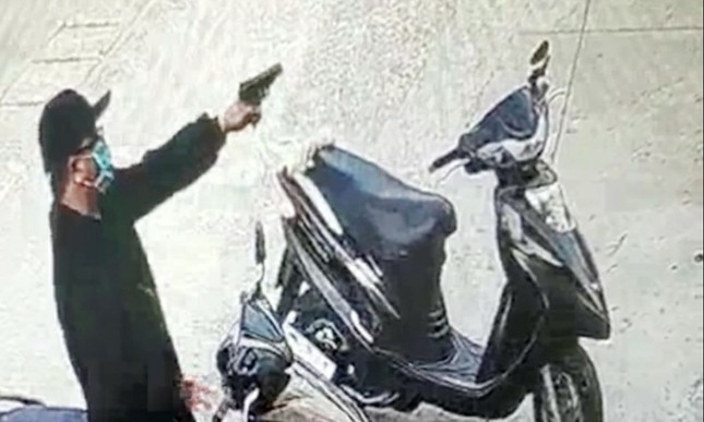 Cầm súng xông vào ngân hàng, tên cướp bị bảo vệ đánh phải bỏ chạy