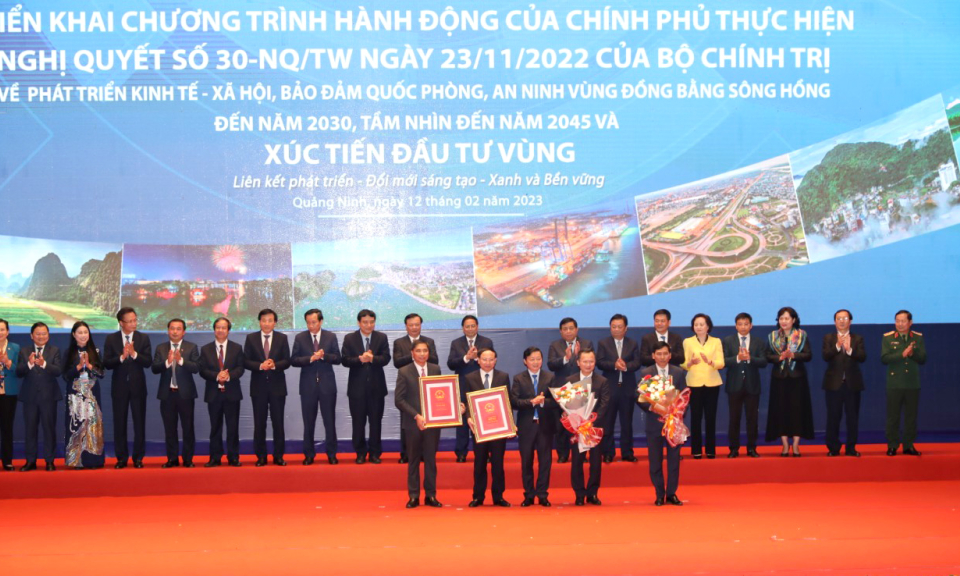 Trao Quy hoạch tỉnh Quảng Ninh và Quy hoạch chung TP Hạ Long