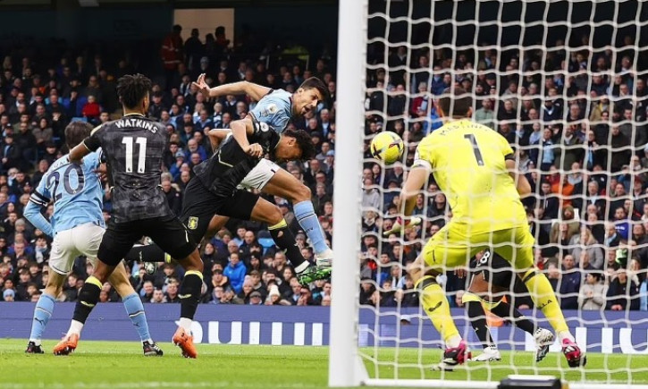 Man City rút ngắn khoảng cách với Arsenal