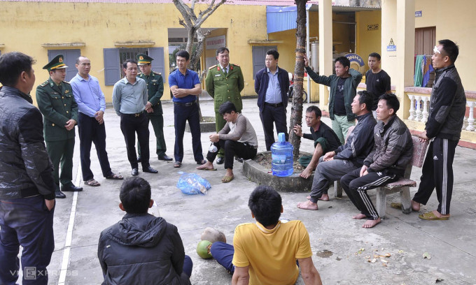 Tàu cá cháy, 10 ngư dân được cứu 