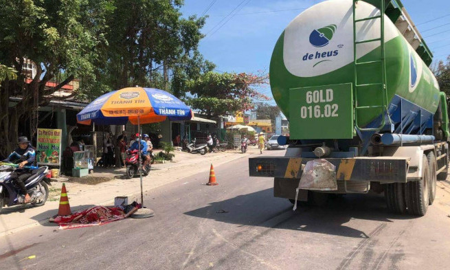 Cô gái đi xe máy tử vong thương tâm dưới bánh xe bồn