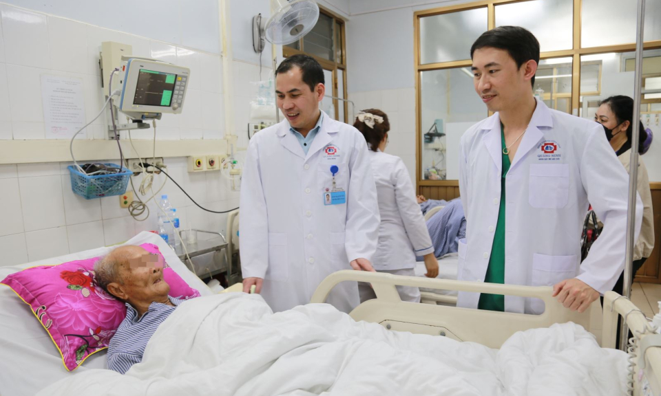 Cụ ông 99 tuổi được phẫu thuật lấy sỏi ống mật chủ an toàn