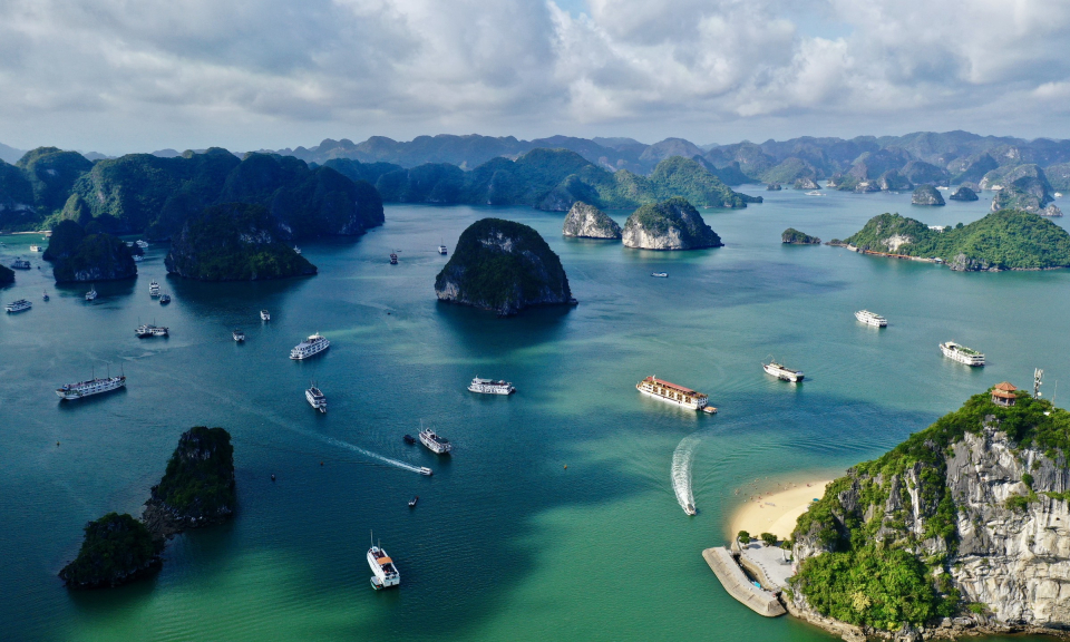 Ha Long Bay among the four idyllic seaside places: Travel+Leisure