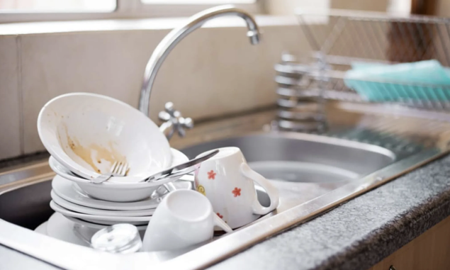 Vì sao không nên ngâm bát đĩa bẩn trong bồn rửa?
